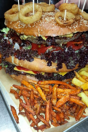 Big Dora mit Süßkartoffelpommes und Zwiebelringen — der Burger, der alle satt macht
